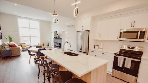 مطبخ, New Vaulted Ceilings 3 Beds AC Views in Downtown Golden
