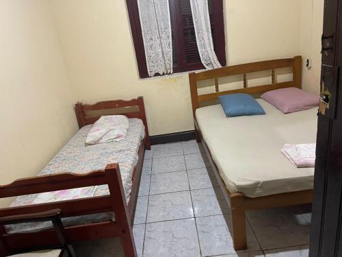 2 twin beds