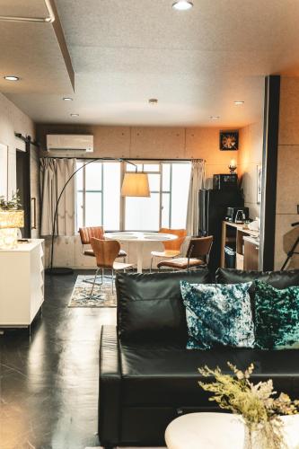 Vinyl Stay - spacious local experience