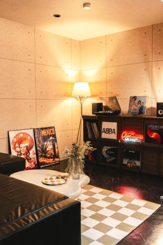 Vinyl Stay - spacious local experience