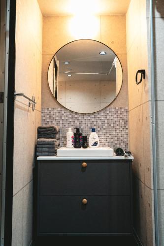 Vinyl Stay - spacious local experience