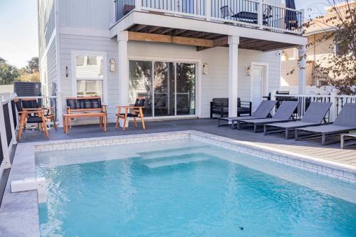 Casual Beach Getaway - Pool - Short Walk to Beach