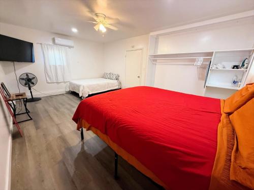 Vegas Apt 8 Mins to The Strip - Free Parking, Las Vegas (photo 6)