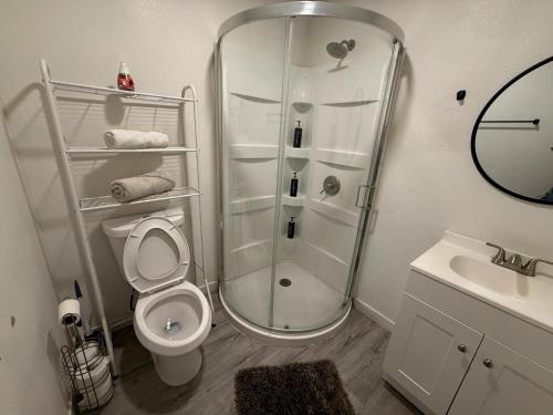 Vegas Apt 8 Mins to The Strip - Free Parking, Las Vegas (photo 7)