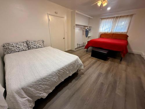 Vegas Apt 8 Mins to The Strip - Free Parking, Las Vegas (photo 2)