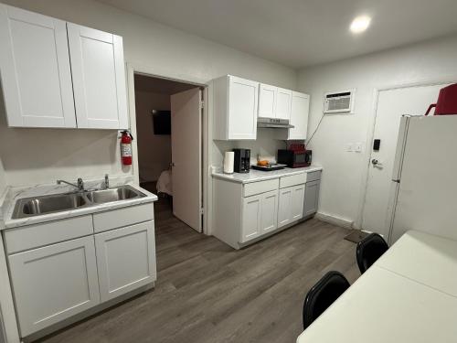 Vegas Apt 8 Mins to The Strip - Free Parking, Las Vegas (photo 8)