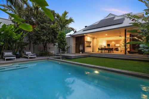 Alpha Luxe - Pet Friendly Luxury Home and Heated Pool