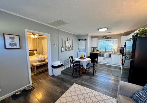 Private 1BR Retreat 10 Min to UT, Downtown, and Hospitals, Knoxville