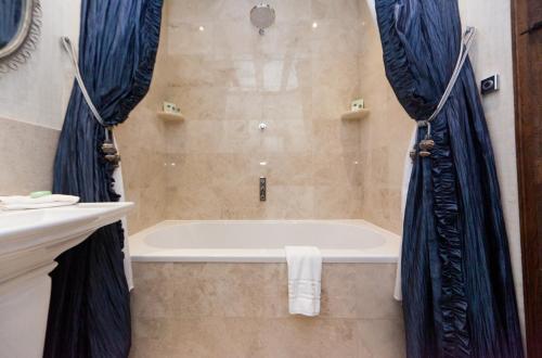 Hever Castle Luxury Bed and Breakfast Room Type - Feature Double Room - Astor Wing