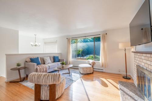 Pet-friendly 4BR Seattle Retreat with Fenced Yard – khách sạn tại Tây Bắc Seattle