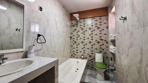 Céntrico y tranquilo con 2 baños WiFi super veloz a pasos de restaurantes y agencias de turismo - image 5