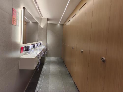 Bathroom, wohkoon Youth Hostel Beijing Fengtai Railway Station Branch in Fengtai District