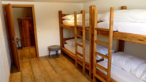 4 twin beds