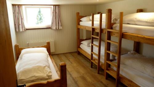 5 twin beds