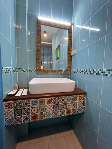 room detail thumbnail 2