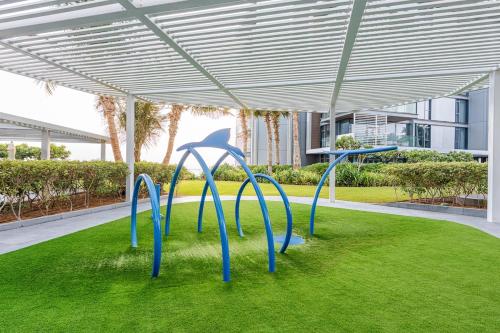 Ympäristö, 3BR Luxury Stay with Maid Room and Views of Ain Dubai & Sea in Bluewaters Island
