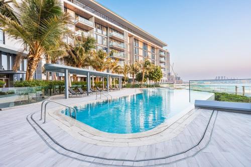 Uima-allas, 3BR Luxury Stay with Maid Room and Views of Ain Dubai & Sea in Bluewaters Island