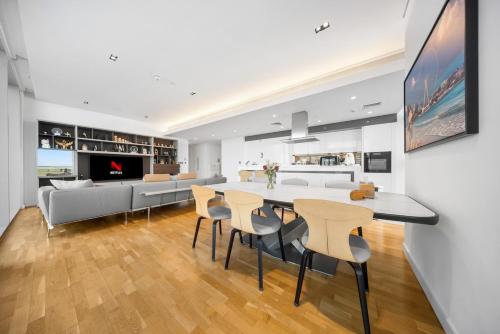 Palvelut, 3BR Luxury Stay with Maid Room and Views of Ain Dubai & Sea in Bluewaters Island