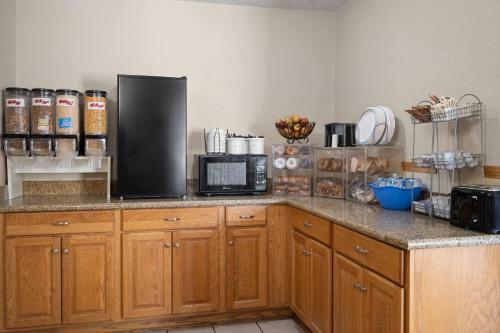 Super 8 by Wyndham Lewistown - image 4