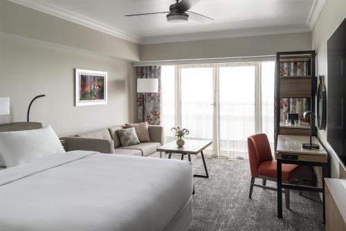 1 king bed, 1 sofa bed
