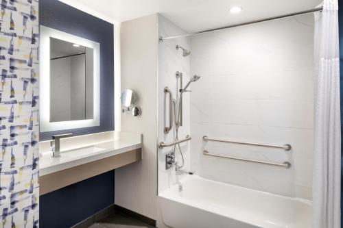DoubleTree by Hilton Long Island City New York - image 6