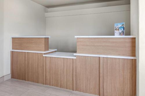 Lobby, Ramada by Wyndham Merced in Merced (CA)