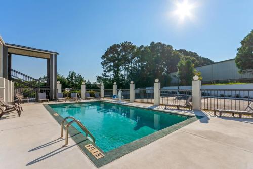 泳池, 恩特普賴斯戴斯酒店 (Days Inn by Wyndham Enterprise) in 恩特普賴斯