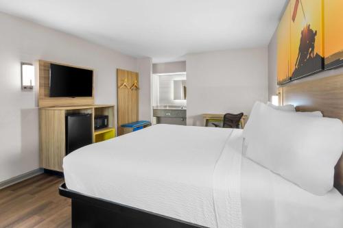 Days Inn by Wyndham Enterprise - image 8