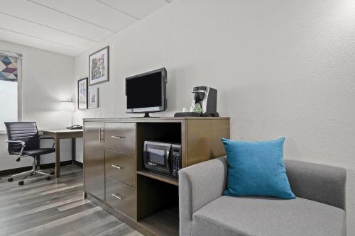 La Quinta Inn & Suites by Wyndham Sturbridge Room Type - Queen Room with Two Queen Beds and Roll-in Shower - Mobility Accessible/Non-Smoking