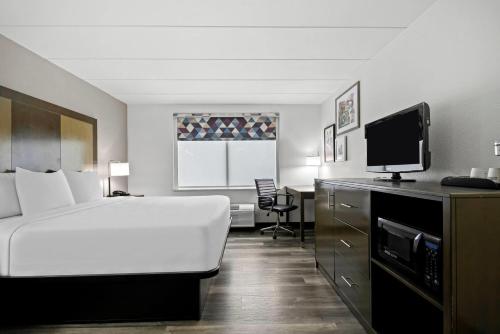 La Quinta Inn & Suites by Wyndham Sturbridge Room Type - Deluxe King Room