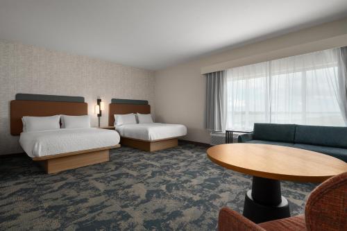 2 queen beds, 1 sofa bed