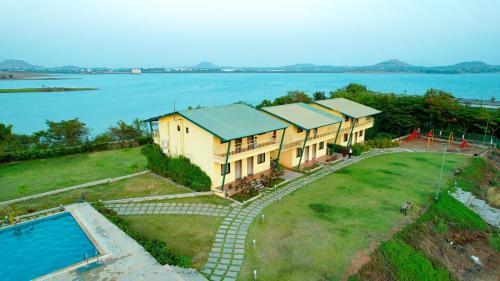 Omgivelser, The Blue Lake Resort in Wadhiware