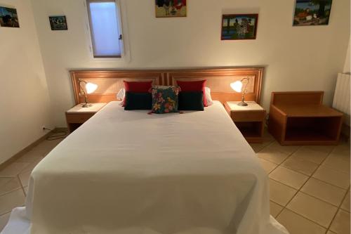 1 queen bed, 1 twin bed, 1 sofa bed