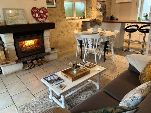 Gîte du Rossignol à 5 minutes du Château de la Citardière et à 14 minutes du Château de Bourneau (Gite du Rossignol a 5 minutes du Chateau de la Citardiere et a 14 minutes du Chateau de Bourneau) in Saint-Hilaire-des-Loges