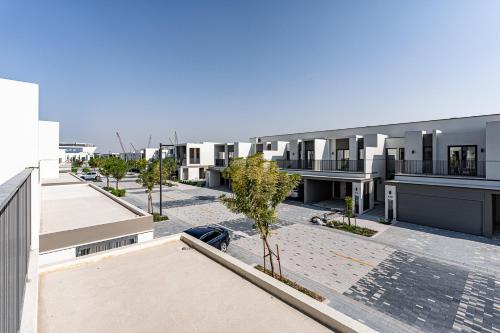 Modern Townhouse in Tilal Al Ghaf I Aura Gardens - image 5