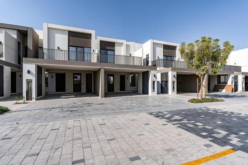 Modern Townhouse in Tilal Al Ghaf I Aura Gardens - image 2