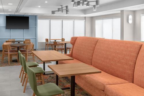 Hampton Inn Kansas City/Shawnee Mission - image 2