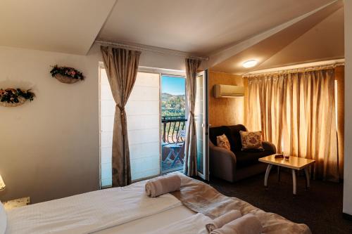 1 queen bed, 1 sofa bed