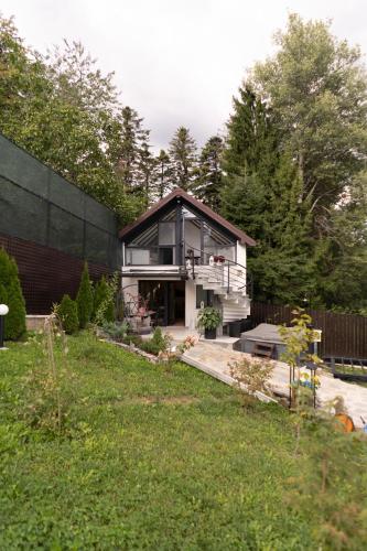 Viesnīcas āriene, Cabana din padure in Varatec