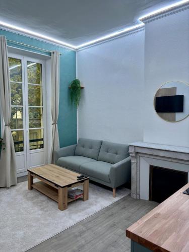 Le Cours National T2 rénové Charme & Confort (Le Cours National T2 renove Charme & Confort) in Saintes