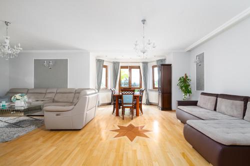 Golden Villas - Elegant Family Villa with Garden near Warsaw in Kobylka