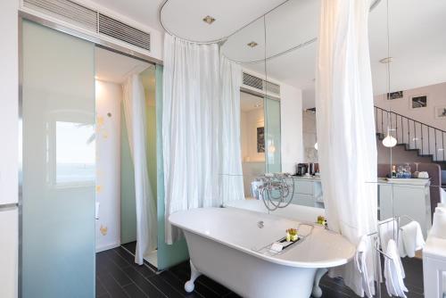 Riva Luxury Suites - image 9