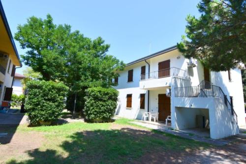 Accommodation with shared garden close to the sea