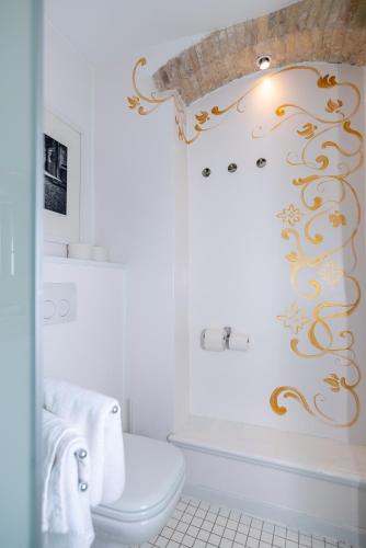 Riva Luxury Suites - image 11