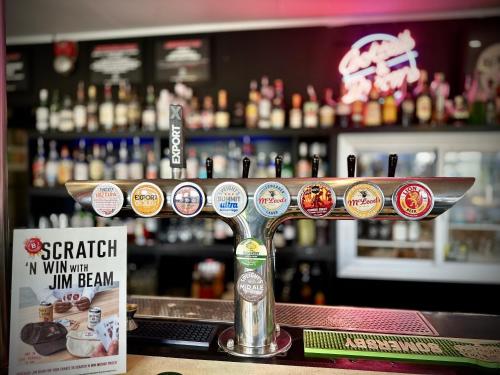 Three Furlongs Bar-Grill-Hotel in Kaiwaka
