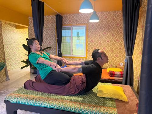 Servei de massatges, Dengba Hostel - Loikroh Chiangmai in Samut Sakhon