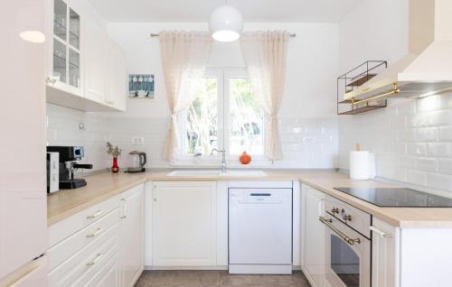 köök, Stunning Home In Sinj in Brnaze