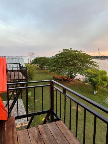Vera Sunset homestay local experience with lao family in Don Khong