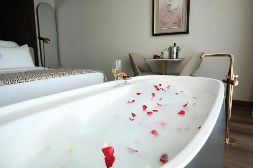 room detail thumbnail 2