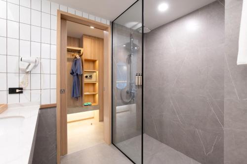 room detail thumbnail 2